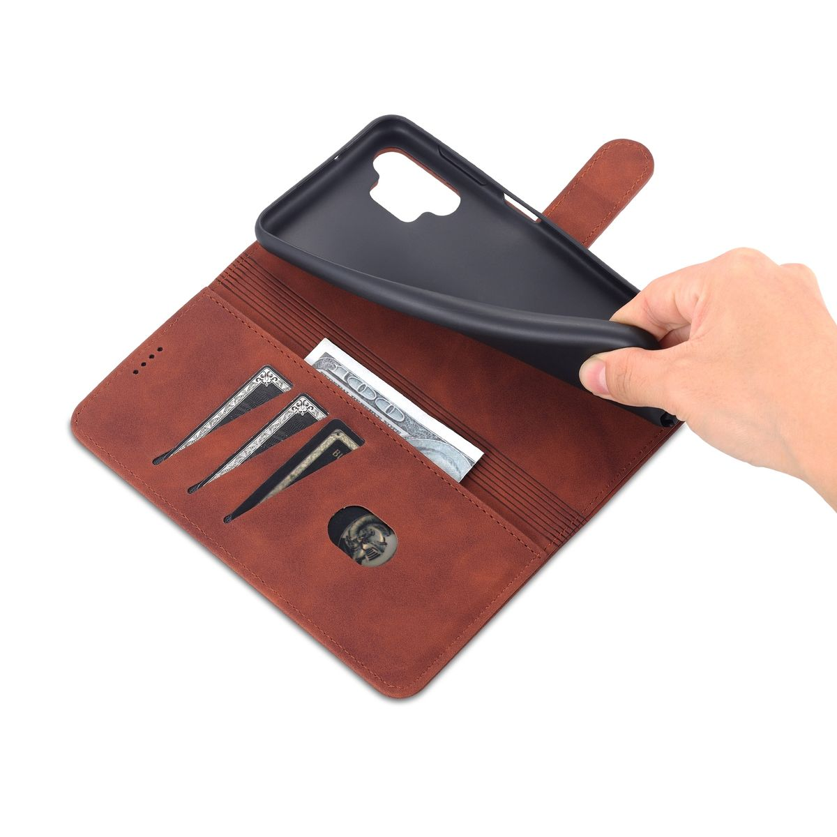 Braune Handyhülle offen mit Karten und Geld. Eine Hand nimmt das Telefon heraus.