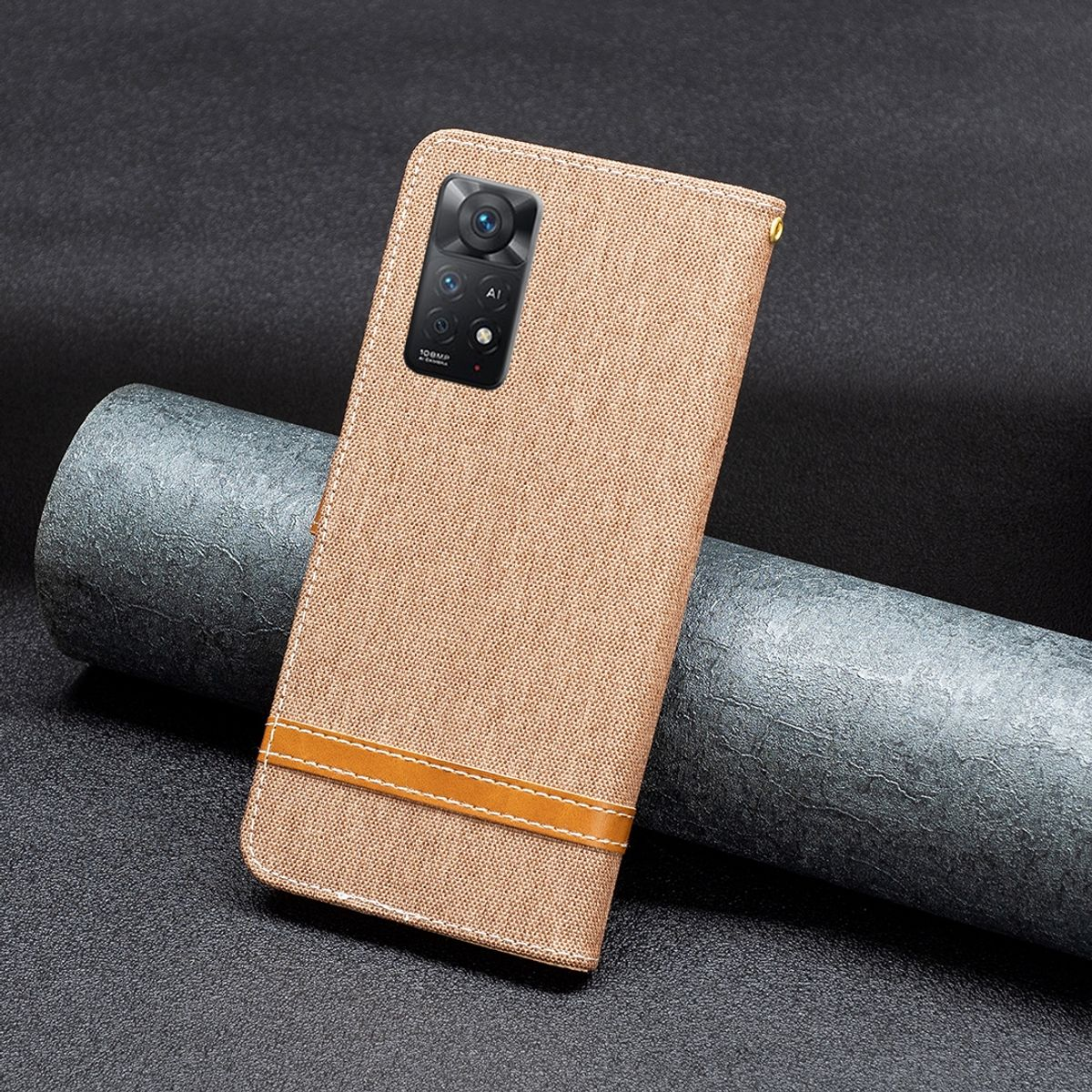 Beige Handyhülle offen, mit Handy, auf strukturierter Oberfläche.
