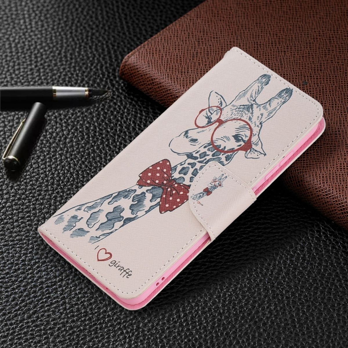 Handyhülle mit Giraffen-Design. Die Hülle ist offen. Der Hintergrund ist eine Oberfläche.