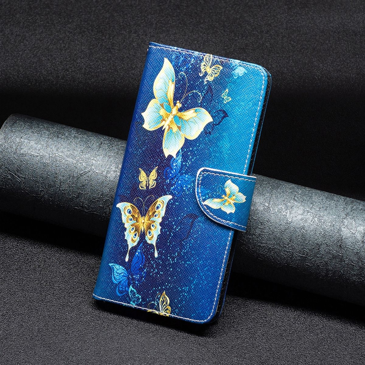 Blaue Handyhülle mit Schmetterlingsdesign. Verfügt über ein blaues und goldenes Farbschema. Schmetterlinge sind auf der Hülle sichtbar.