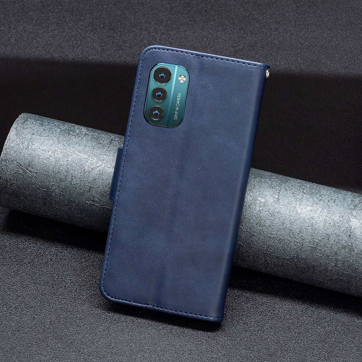 Blaue Handyhülle. Es hat eine Kamera und einen Fingerabdrucksensor. Dunkle Oberfläche.