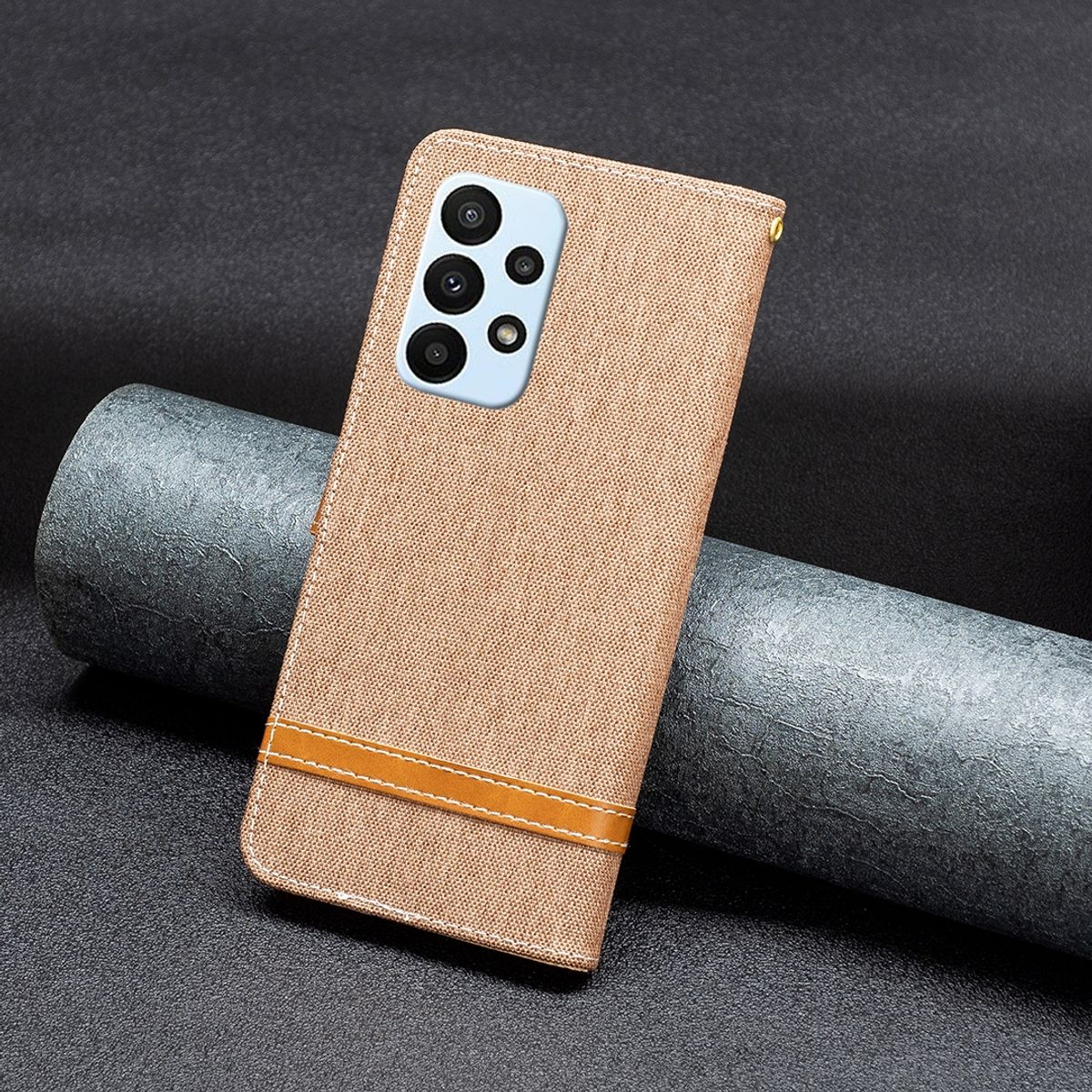 Beige Handyhülle mit Telefon. Brauner Streifen. Telefon hat mehrere Kameras.