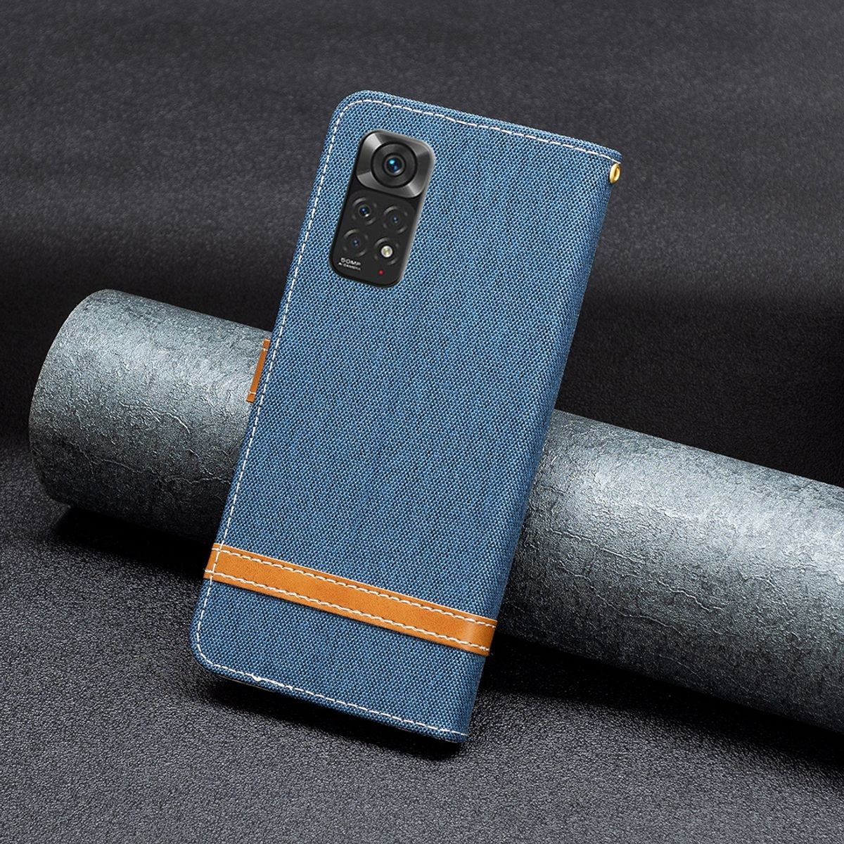 Blaue Jeans-Handyhülle mit braunem Lederakzent. Handyhülle ist geschlossen.