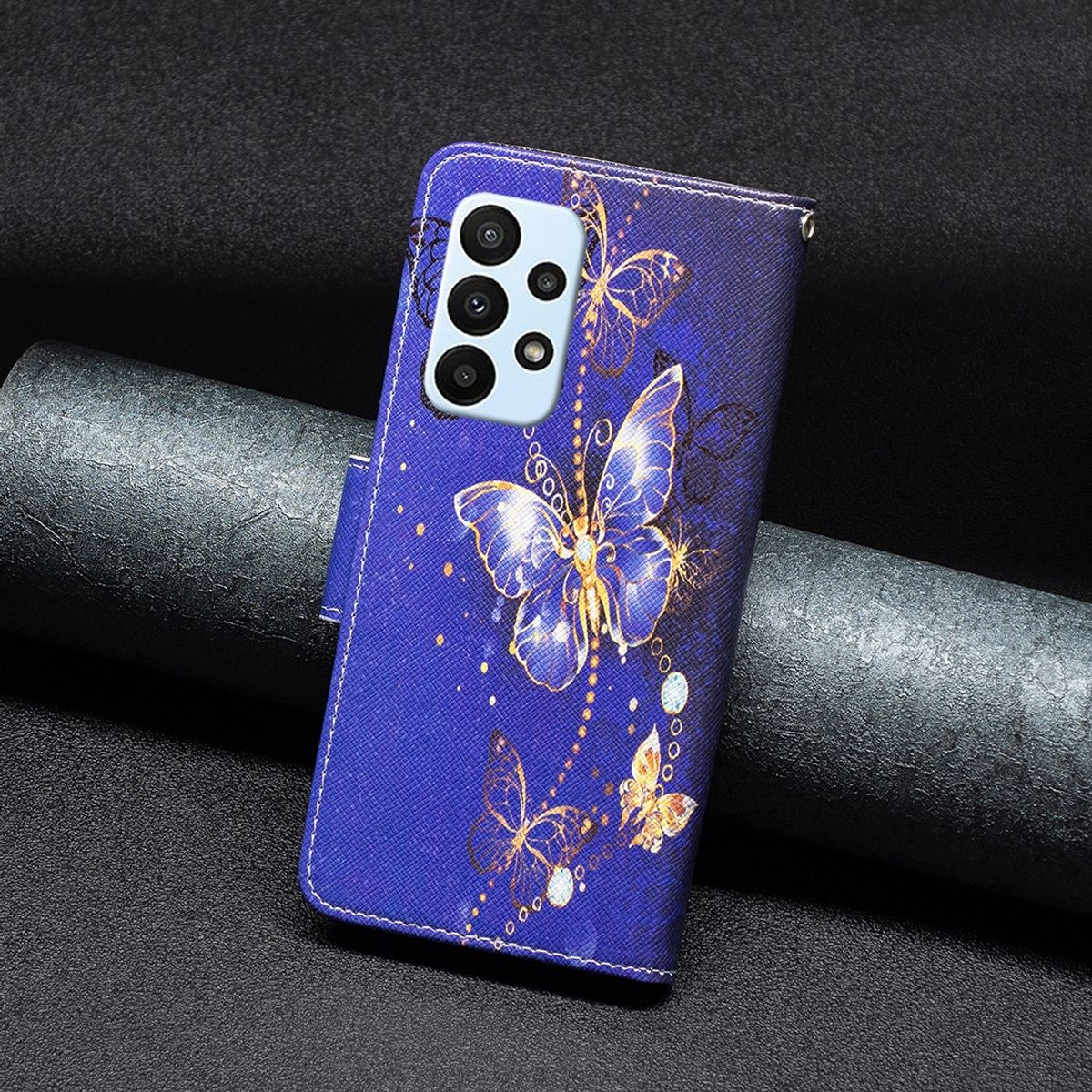 Handyhülle mit Schmetterlingsdesign. Telefon mit mehreren Kameras in der Hülle.
