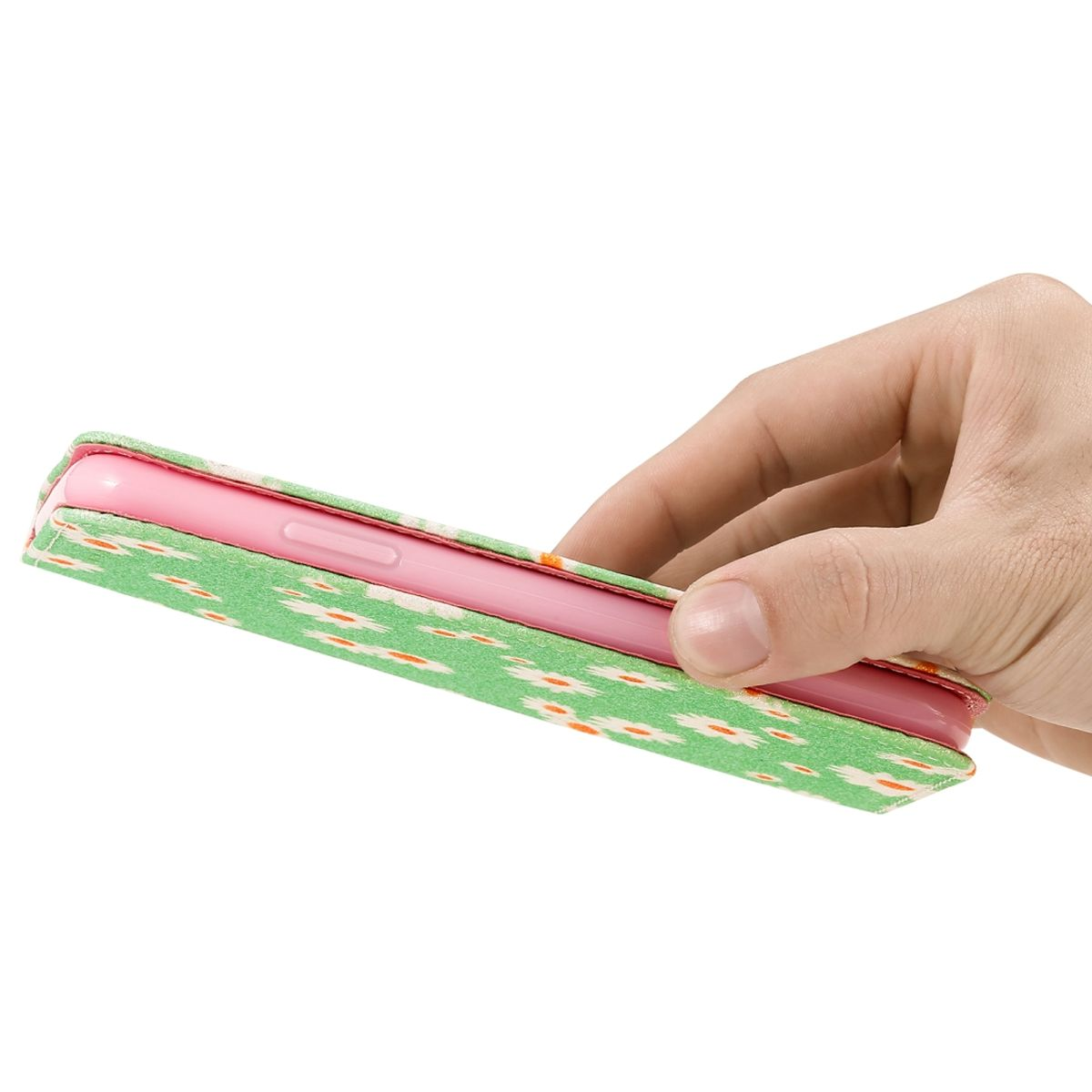 Hand hält Telefon in floraler Hülle, Seitenansicht. Die Hülle ist grün mit weißen und orangenen Blumen.