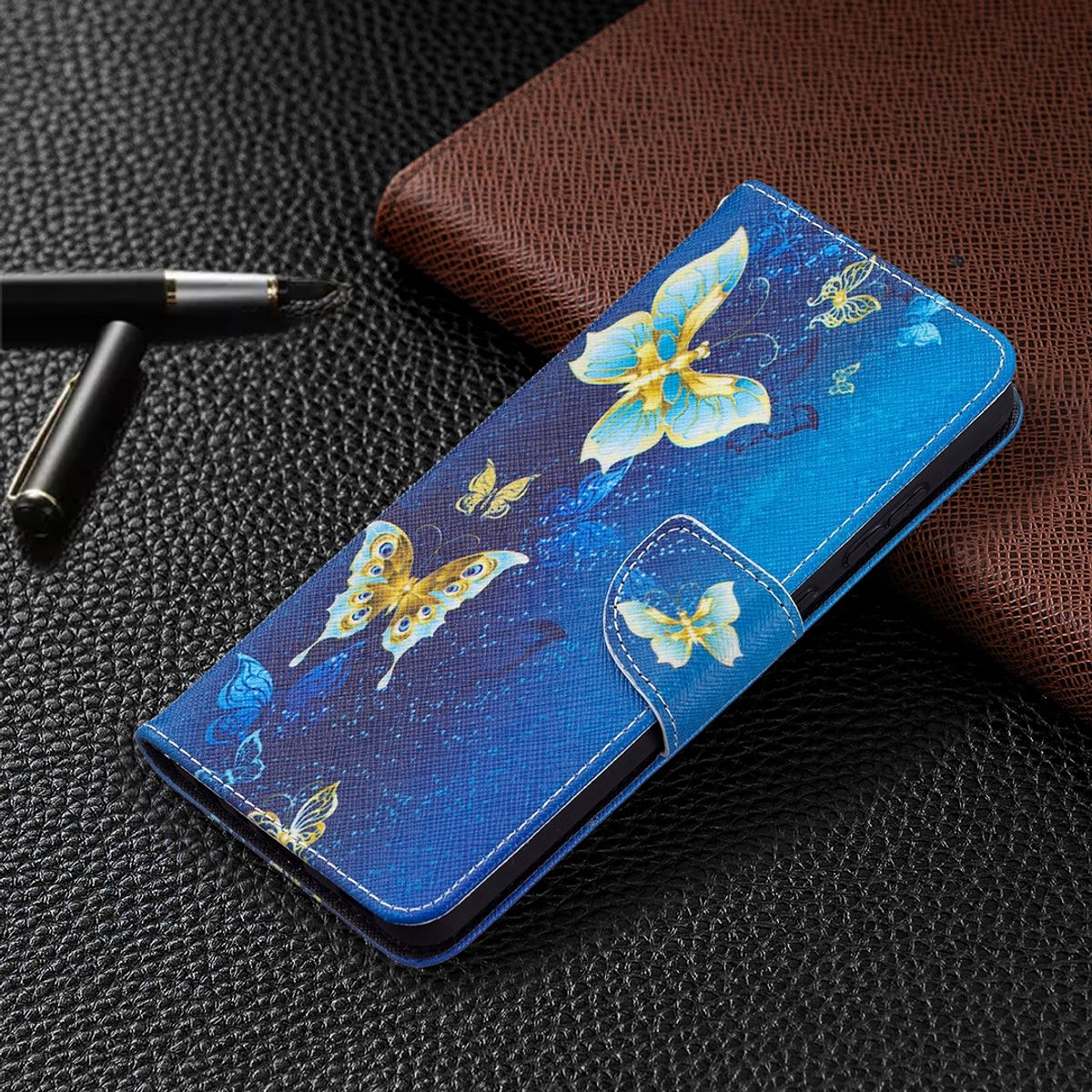 Blaue Handyhülle mit Schmetterlingsdesign. Die Handyhülle hat einen Schnallenverschluss.