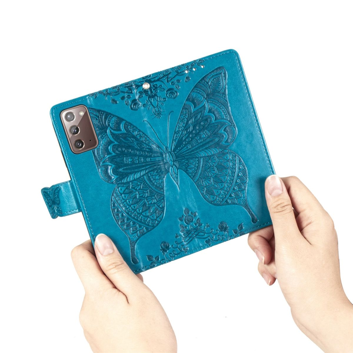 Blaue Handyhülle mit Schmetterlingsdesign. Geöffnet, zeigt Telefon. Weißer Hintergrund.