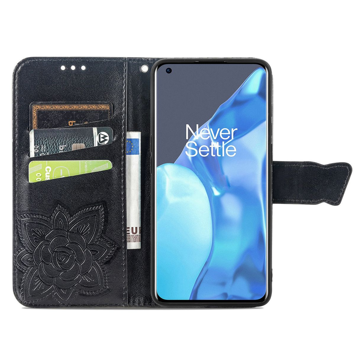 Schwarze Leder-Handyhülle mit floralem Design. Zeigt Telefon und Karten. Text auf dem Telefon: Never Settle.