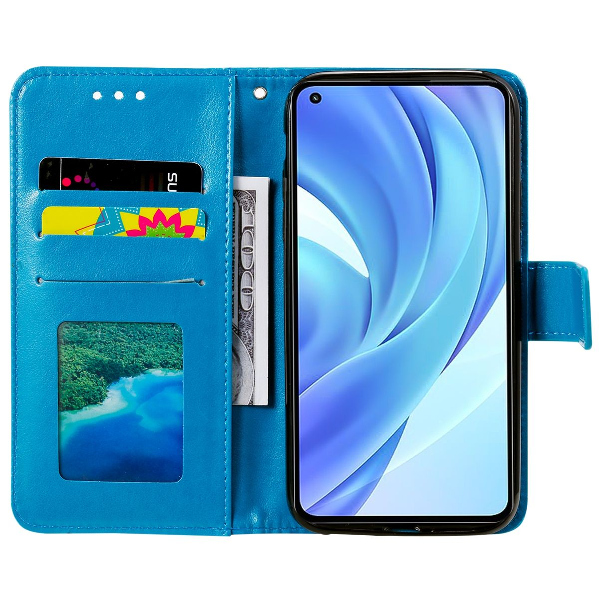 Geöffnete blaue Handyhülle, mit Telefon, Karten und Geld. Eine Landschaft ist im Inneren sichtbar.