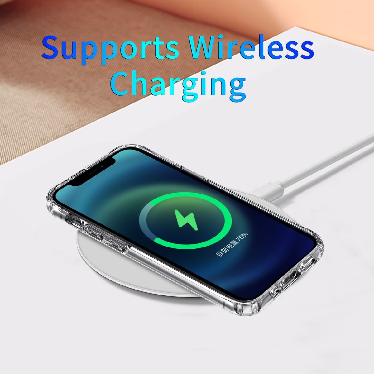 Ein Telefon in einer durchsichtigen Hülle, das drahtlos geladen wird.