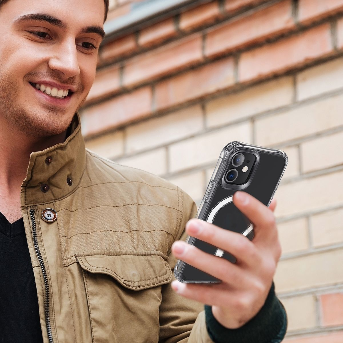Ein lächelnder Mann hält ein Telefon in einer durchsichtigen Hülle.