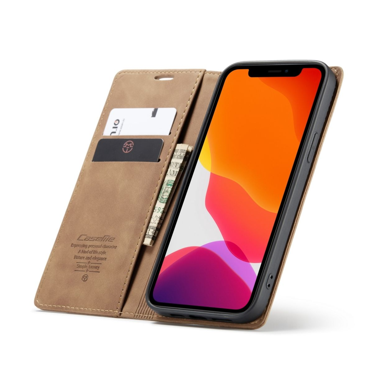 Braune Leder-Handyhülle offen. Telefon, Karten und Geld sichtbar. Weißer Hintergrund.