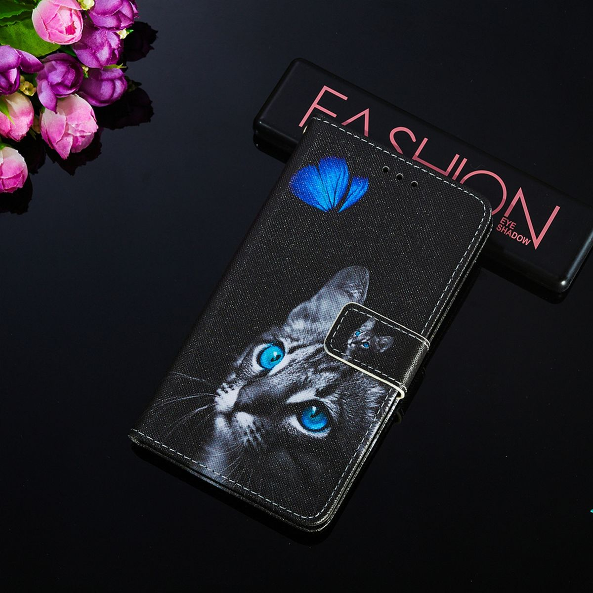 Schwarze Handyhülle mit Katzen-Gesicht und blauem Schmetterling.