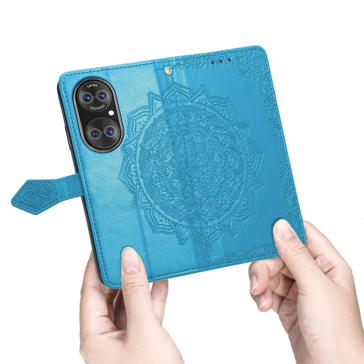 Blaue Handyhülle mit Mandala-Design. Hände halten die Hülle.