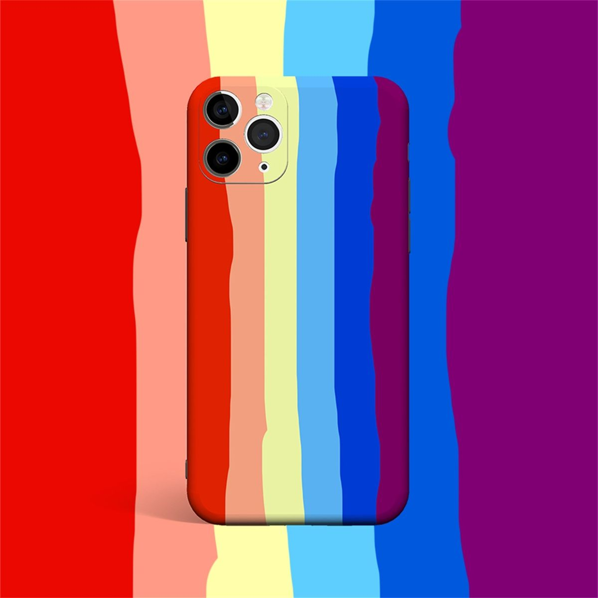 Eine Handyhülle mit einem Regenbogenmuster in vertikalen Streifen: rot, orange, gelb, grün, blau, indigo und violett.