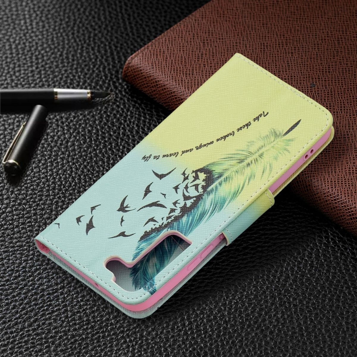 Handyhülle mit Feder- und Vogeldesign. Gelb-grüner Hintergrund, dunkler Hintergrund.
