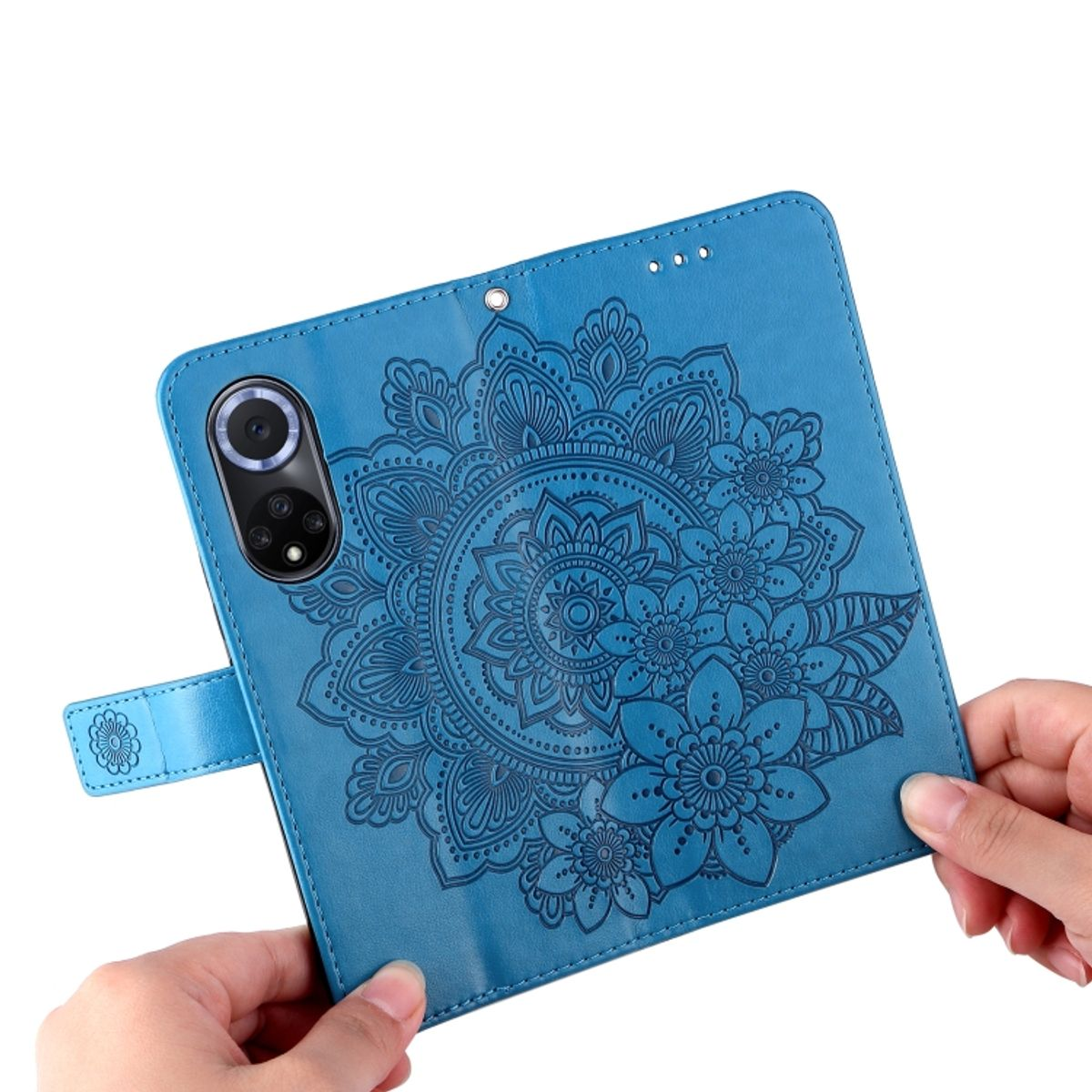 Blaue Handyhülle mit floralem Design, von Händen gehalten, das Telefon zeigend.