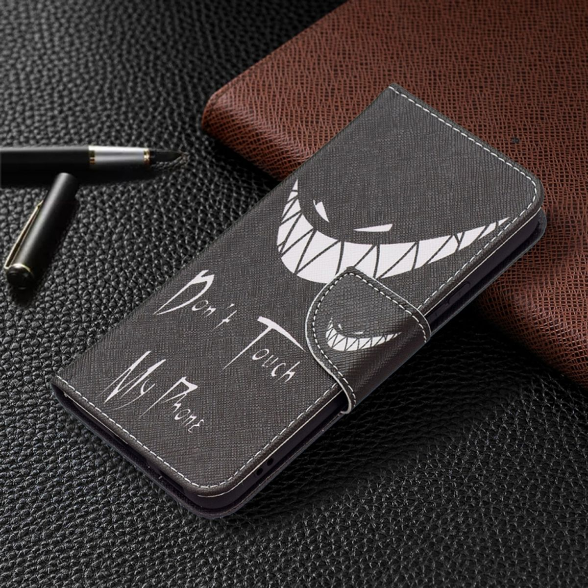 Schwarze Handyhülle mit "Don't Touch My Phone" und grinsendem Gesicht.