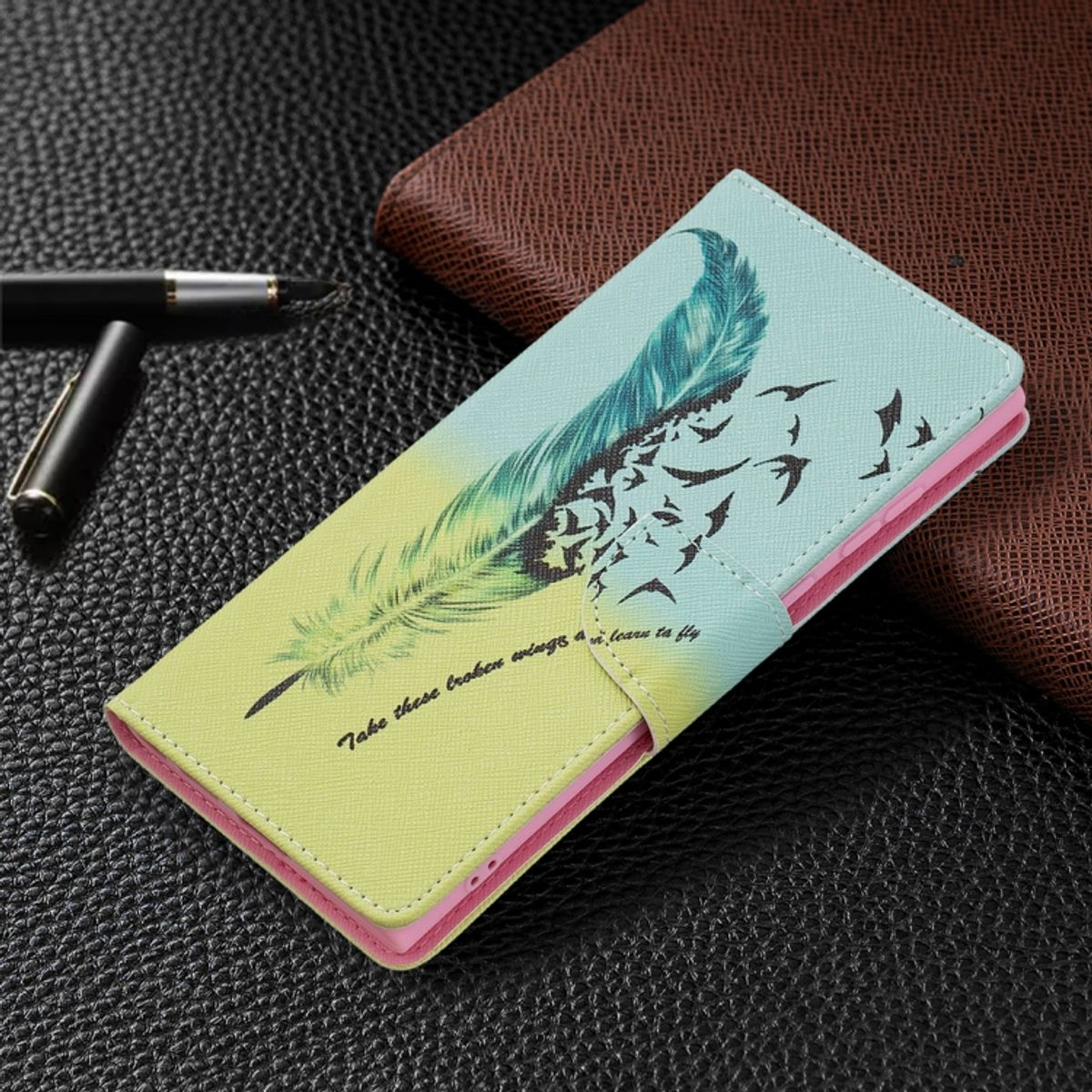Handyhülle mit Feder- und Vogeldesign. Die Hülle hat ein künstlerisches Design in Grün und Gelb.