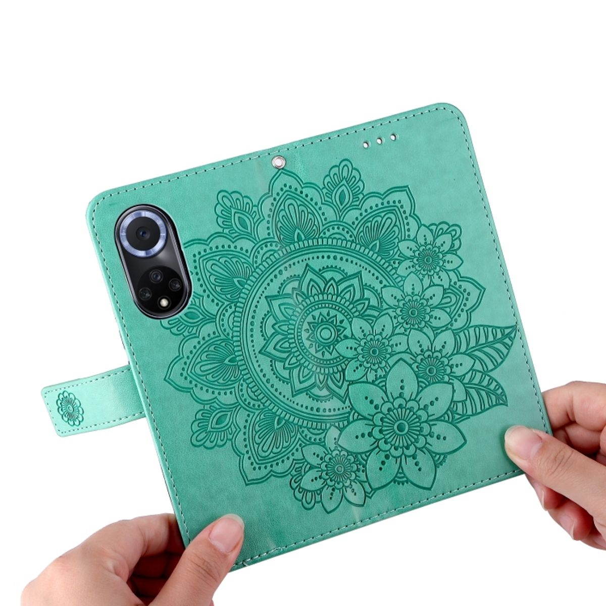 Türkisfarbene Handyhülle mit floralem Mandala-Design. Geöffnet, mit Handy und Händen.