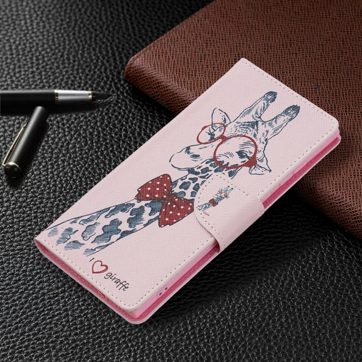 Rosa Handyhülle mit Giraffen-Design. Giraffe mit Brille und Fliege.