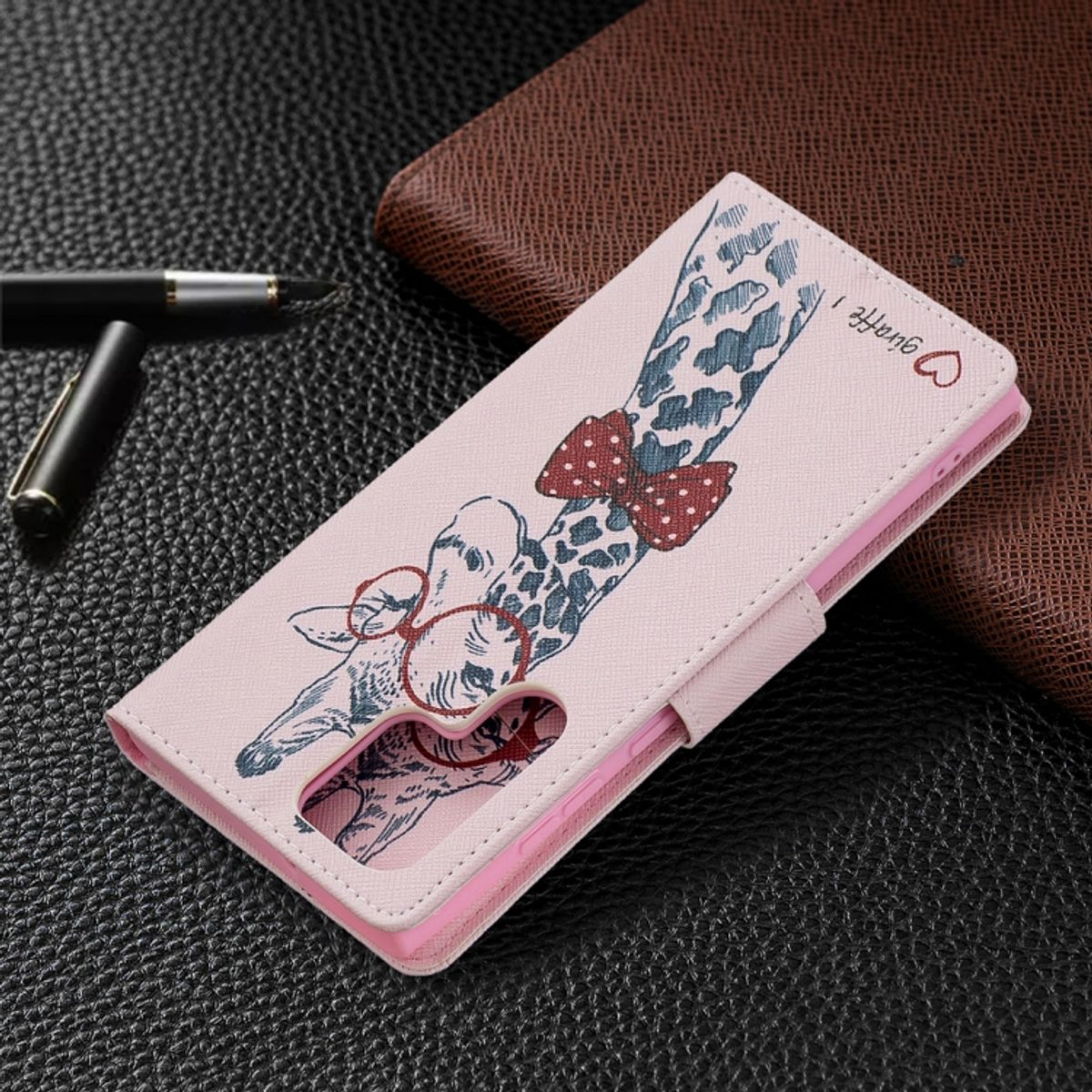 Rosa Handyhülle mit Giraffen-Design, Brille und Schleife. Die Hülle ist offen auf dunkler Oberfläche.