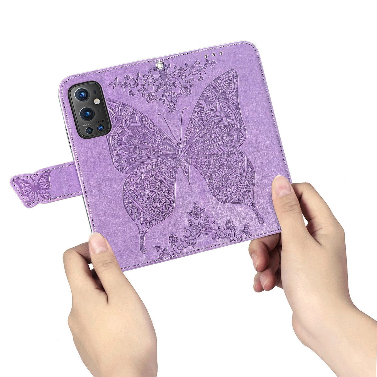 Lila Handyhülle mit großem Schmetterlingsdesign. Von zwei Händen gehalten.