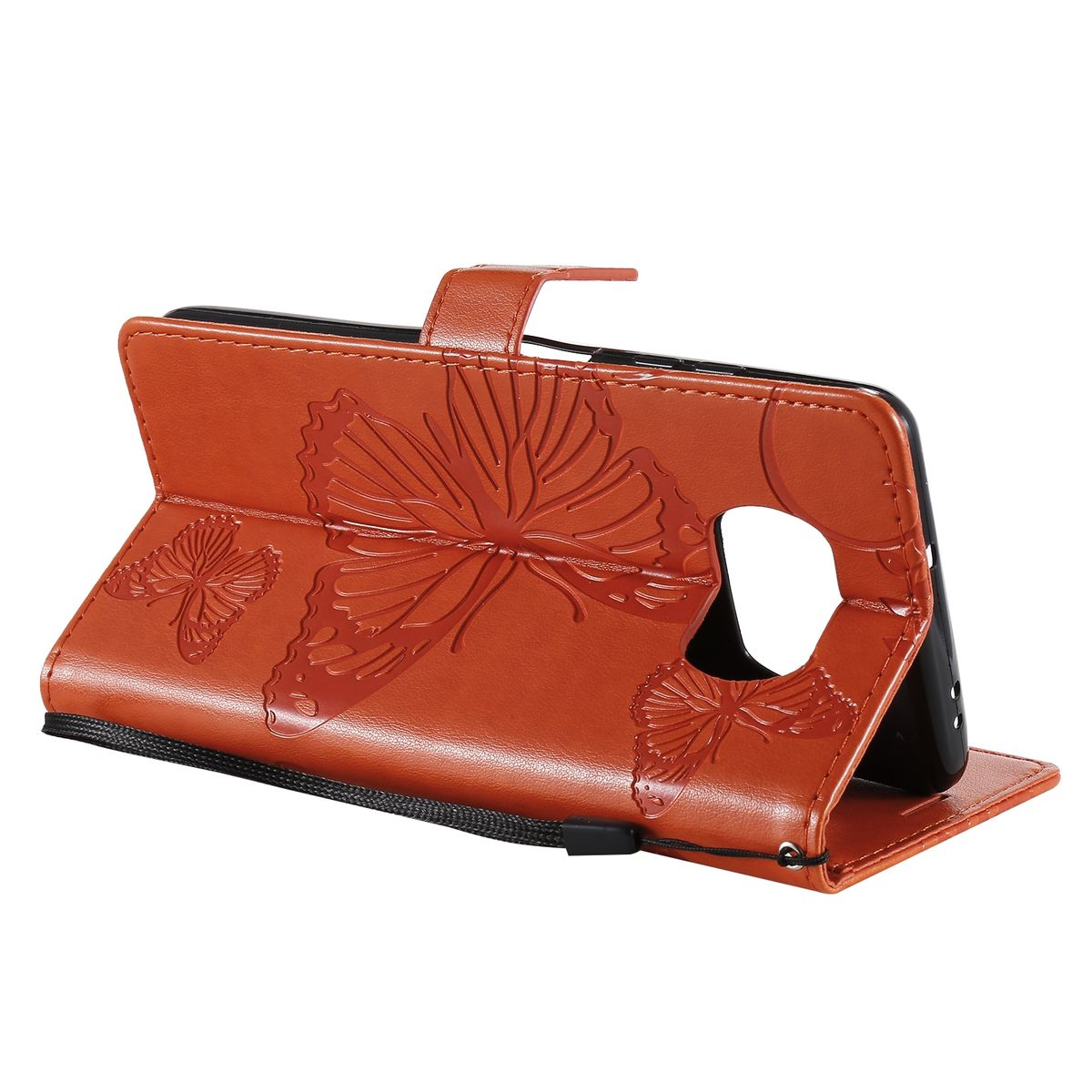 Braune Leder-Handyhülle mit Schmetterlingsprägungen. Telefon innen. Weißer Hintergrund.