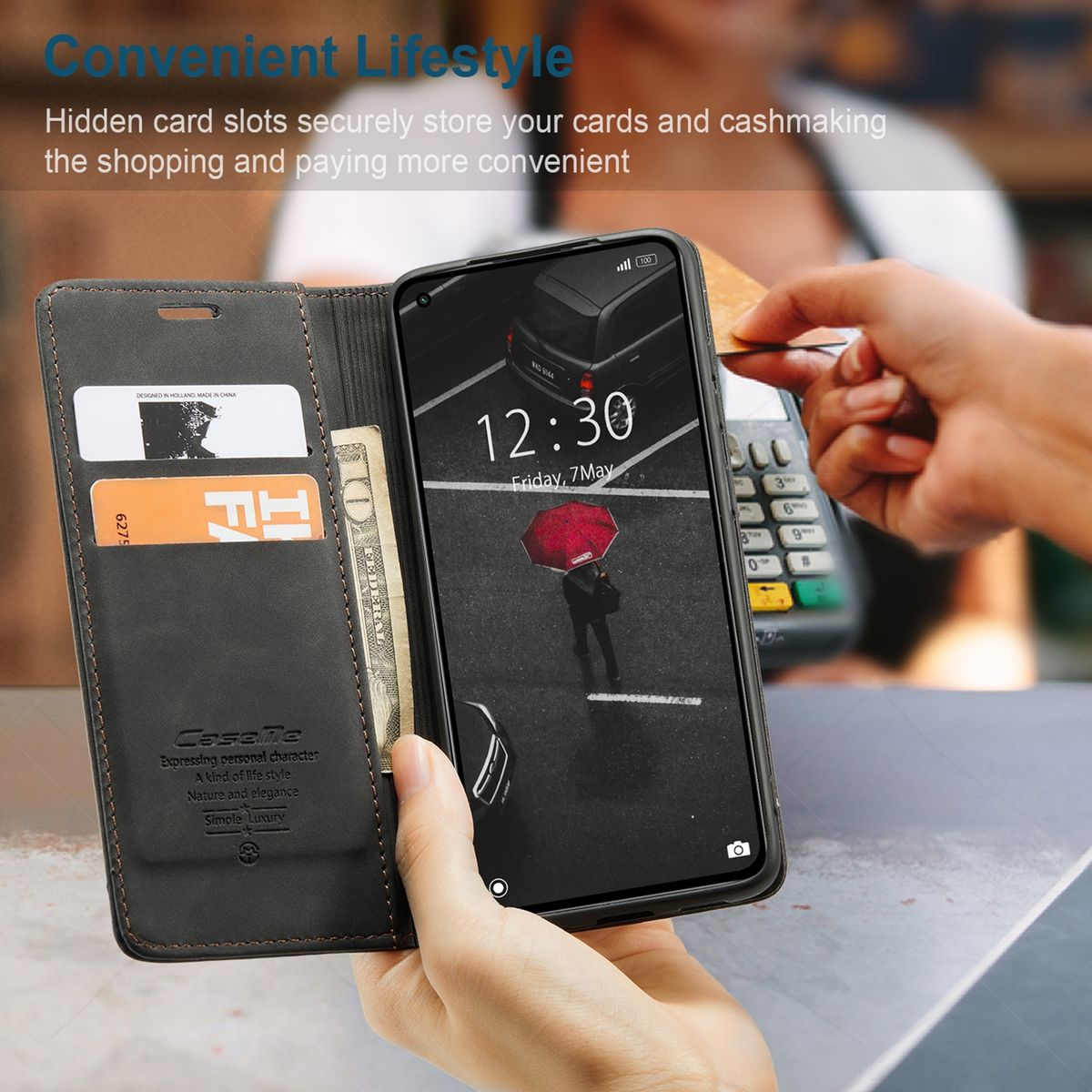 Ein Telefon in einer schwarzen und braunen Hülle mit Karten und Geld. Eine Hand hält das Telefon. Im Hintergrund ein Kartenleser.
