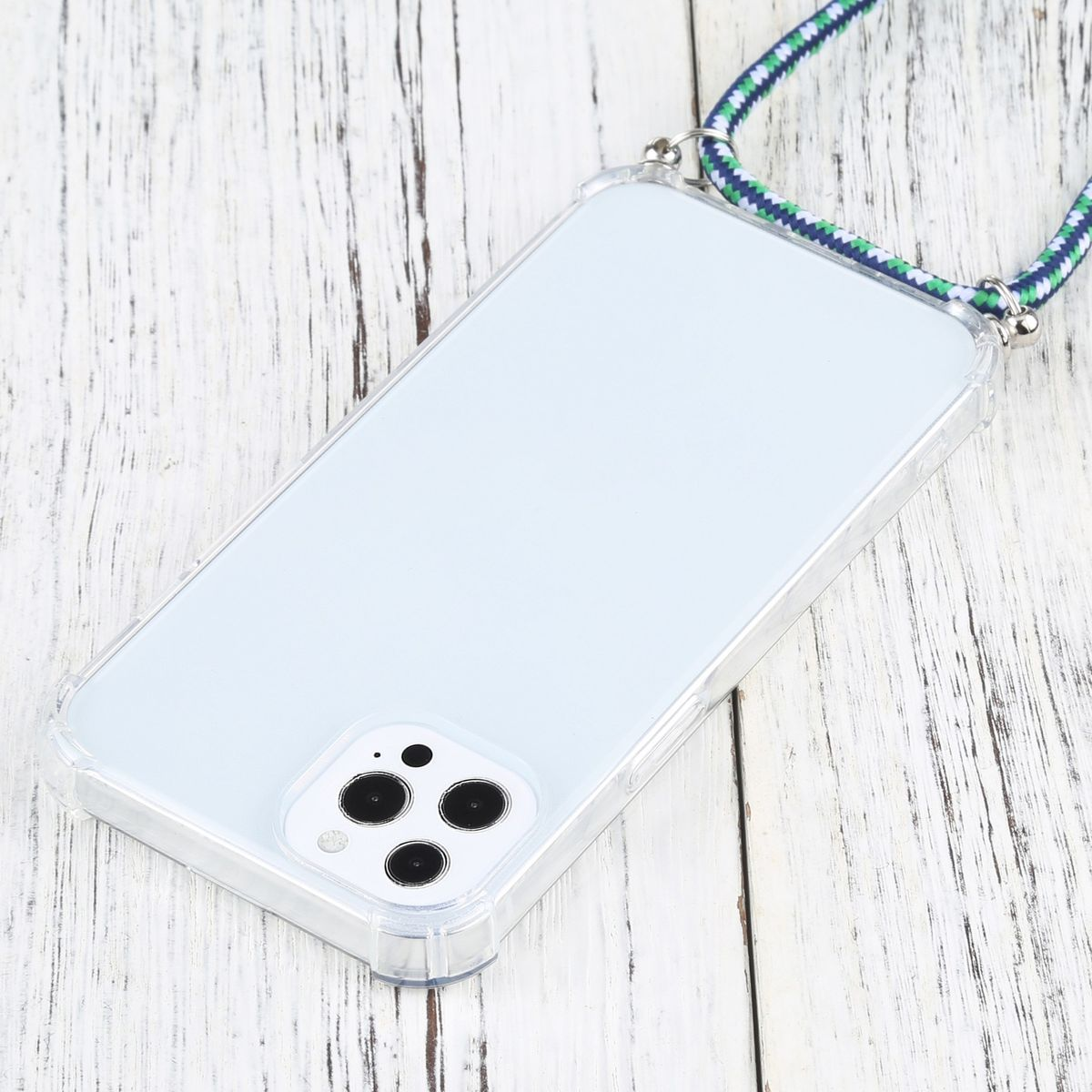 Transparente Handyhülle mit Kordel. Das Telefon liegt auf einer Holzoberfläche.