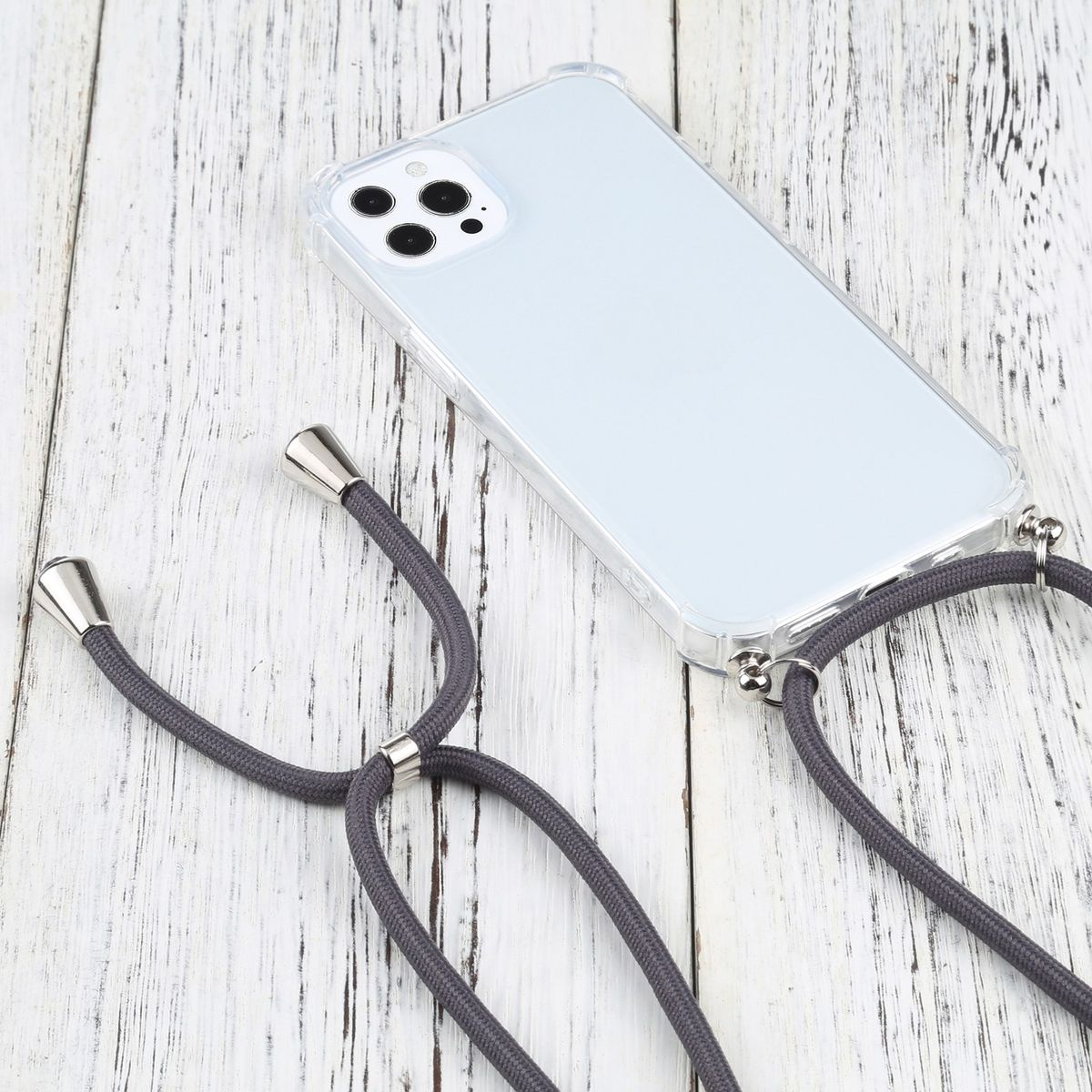Transparente Handyhülle auf weißer Holzoberfläche. Ein graues Lanyard ist verbunden.