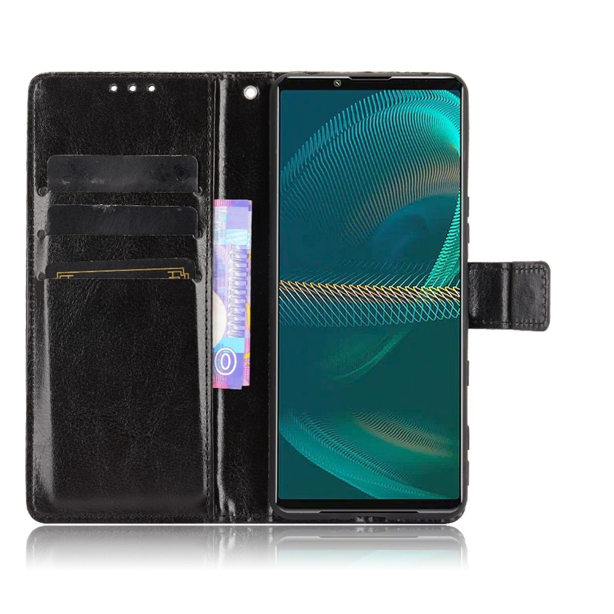 Schwarze Leder-Handyhülle geöffnet mit Telefon und Kartenfächern. Geld im Schlitz. Weißer Hintergrund.