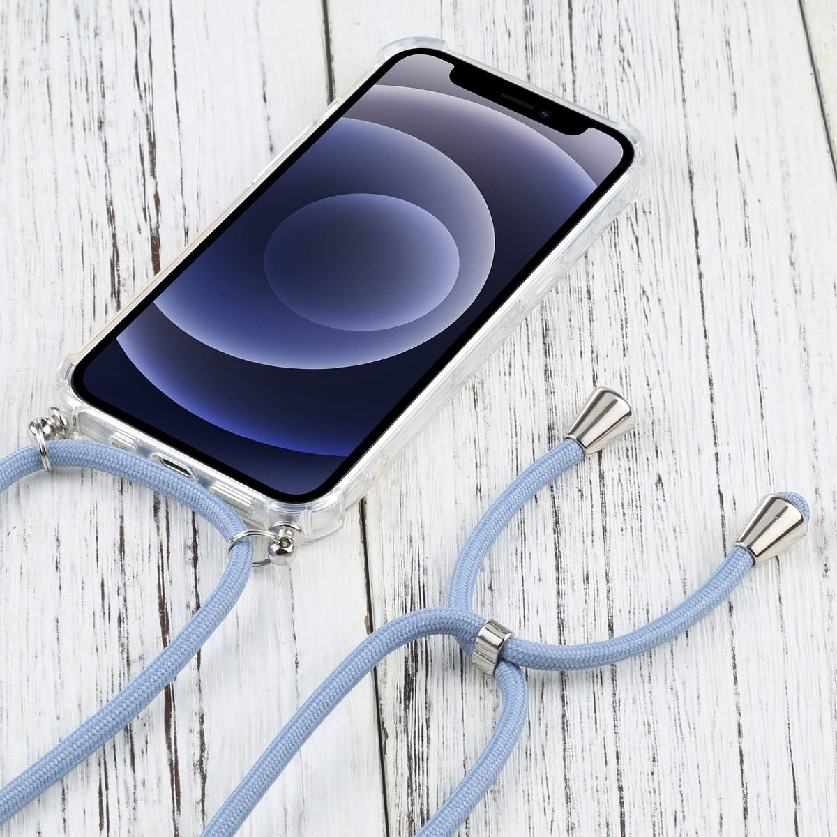 Ein Telefon in einer transparenten Hülle mit blauem Schlüsselband. Weißer Holzhintergrund. Der Telefonbildschirm ist zu sehen.