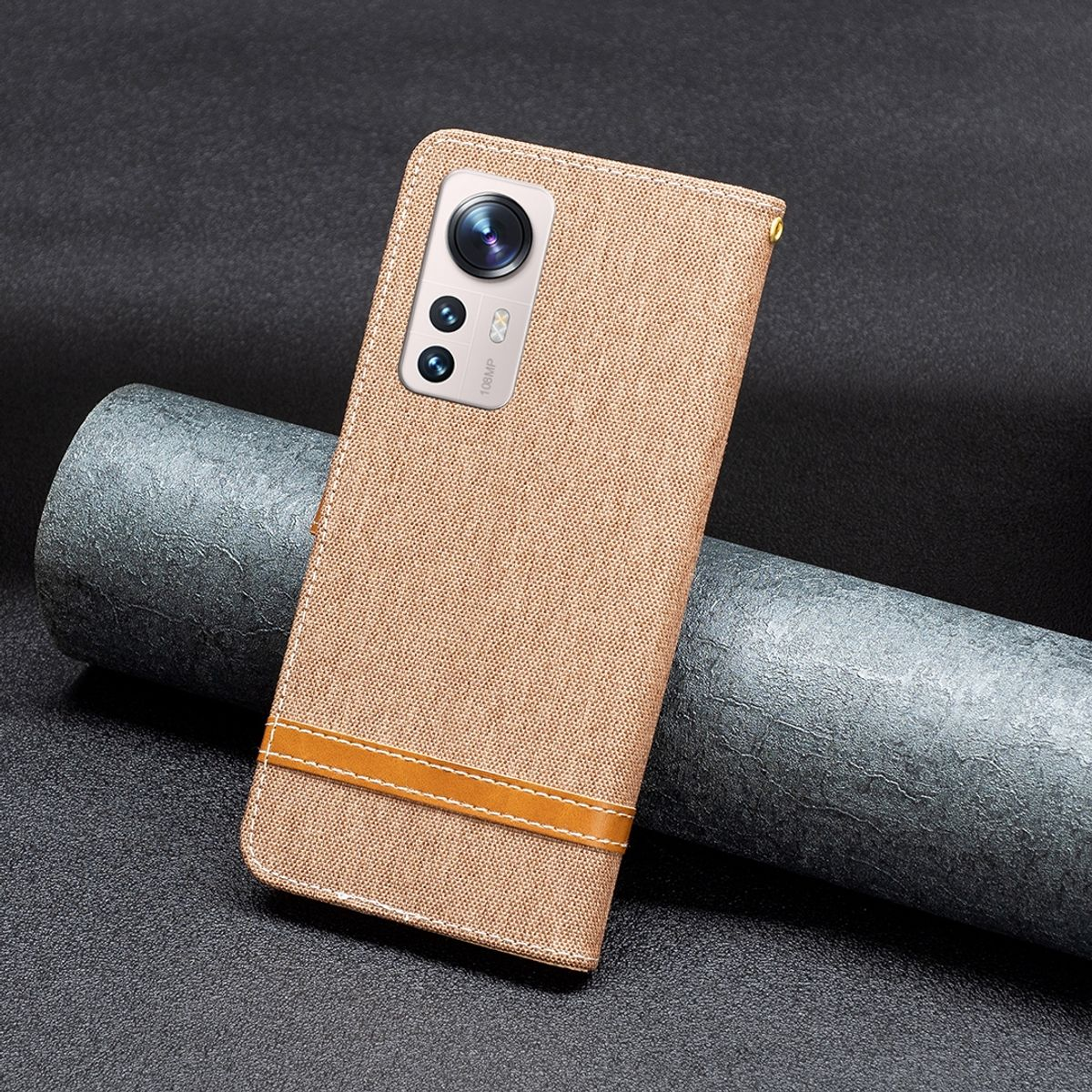Beige Handyhülle offen, mit Telefon und braunem Riemen. Das Telefon hat ein Kameramodul.