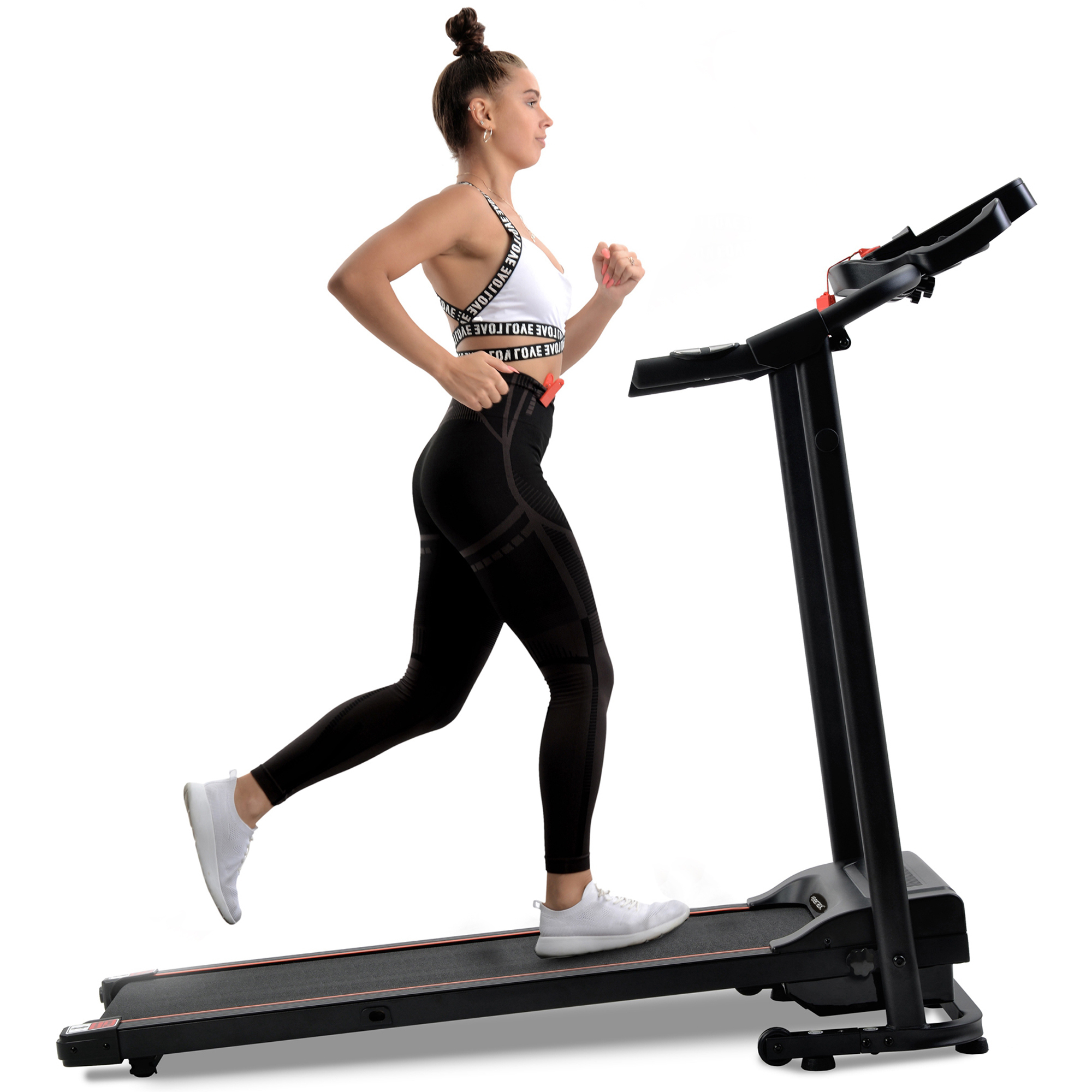 Frau, die auf einem Laufband läuft. Sie trägt ein weißes Oberteil und schwarze Leggings. Weißer Hintergrund.