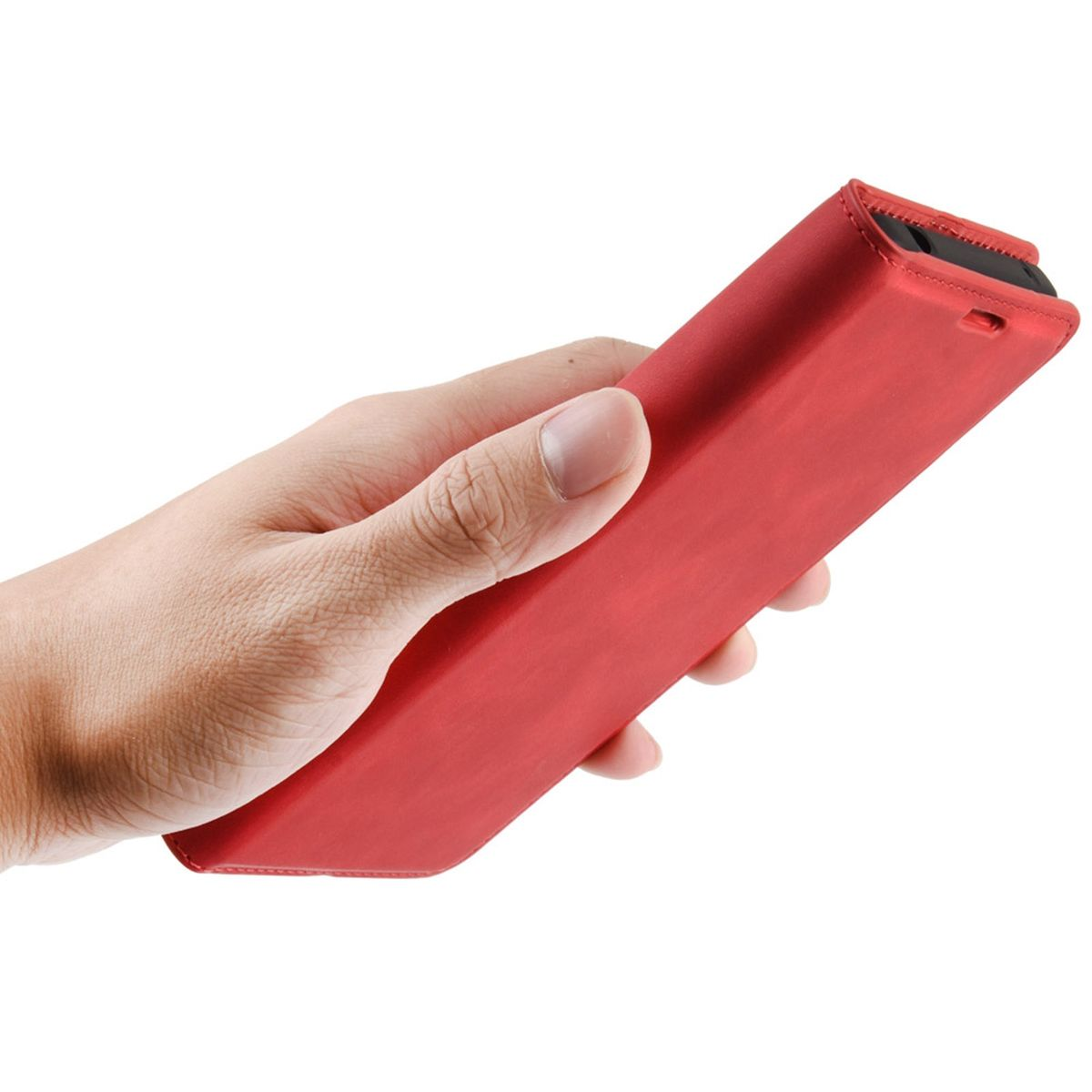 Hand hält eine rote Handyhülle. Die Hülle ist geschlossen und von einem Winkel aus betrachtet.