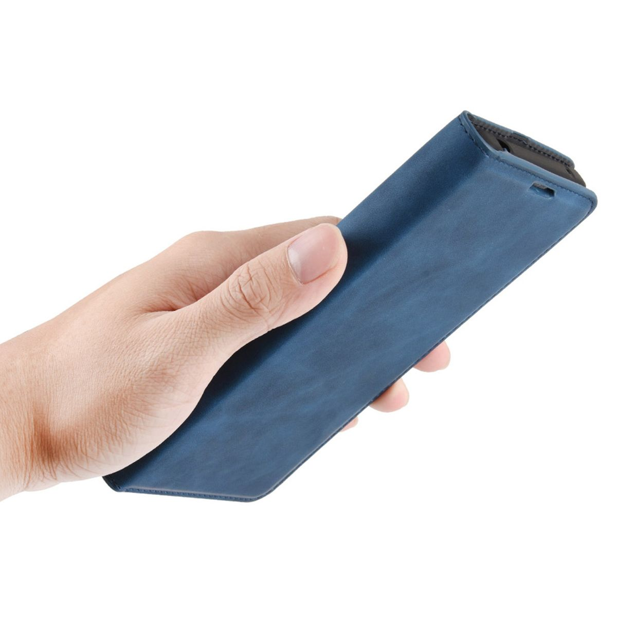 Hand hält eine geschlossene blaue Handyhülle. Die Hülle ist aus Leder.