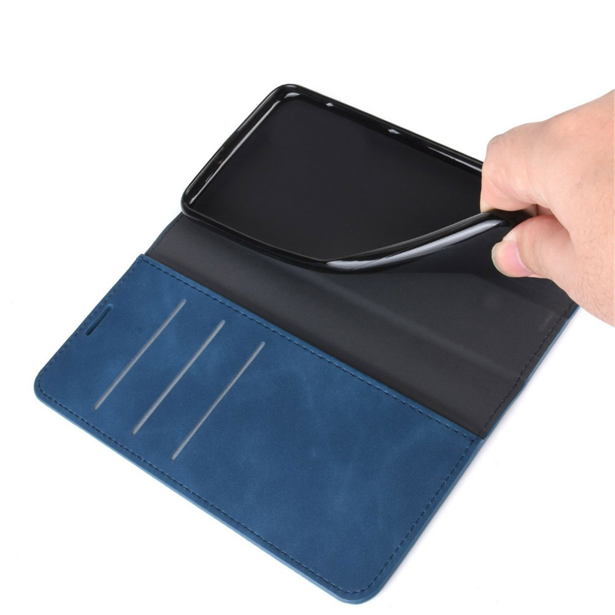 Eine Hand legt ein Telefon in eine blaue Handyhülle. Die Hülle ist offen.