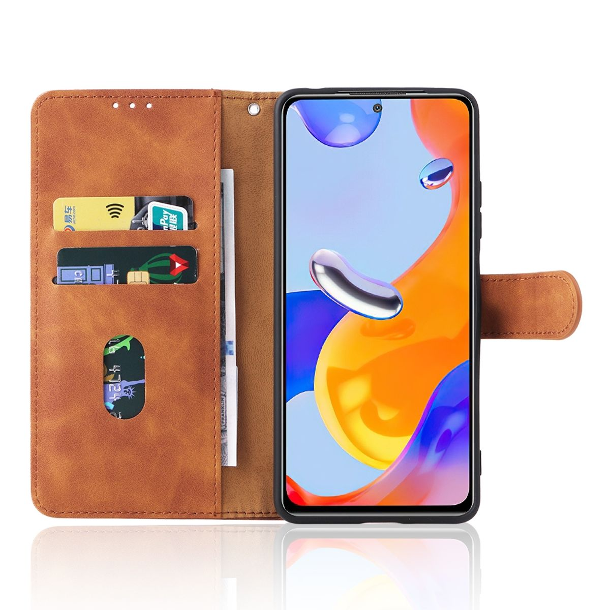 Braune Handyhülle offen. Telefon mit Karten. Hand hält Telefon. Weißer Hintergrund.