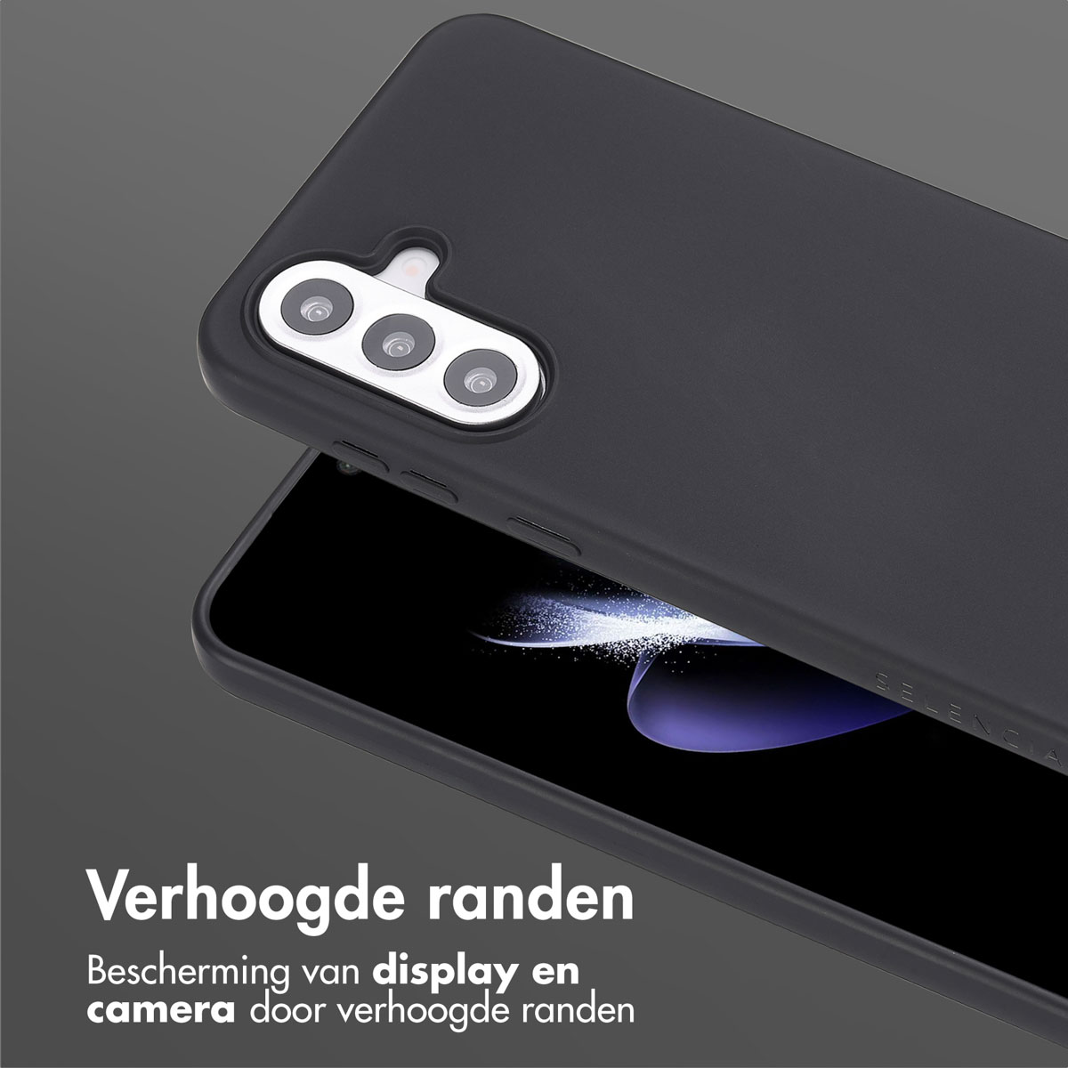 Een zwarte telefoonhoes met opstaande randen, die de camera en het scherm beschermt.
