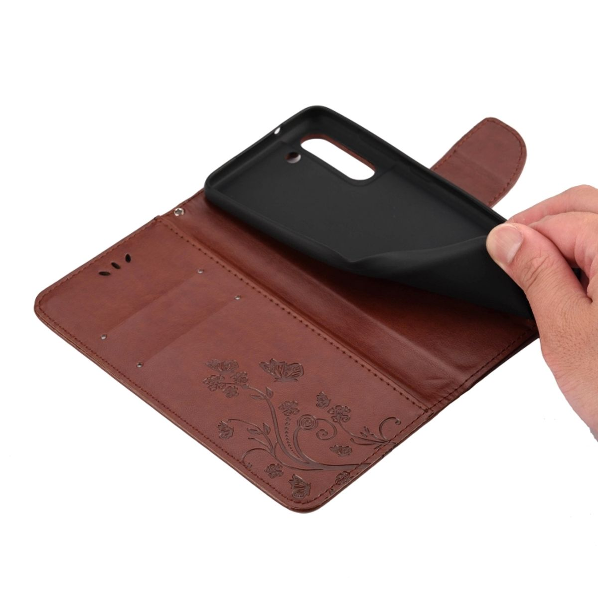 Braunes Brieftaschen-Telefonetui wird geöffnet, schwarze Handyhülle wird entfernt.