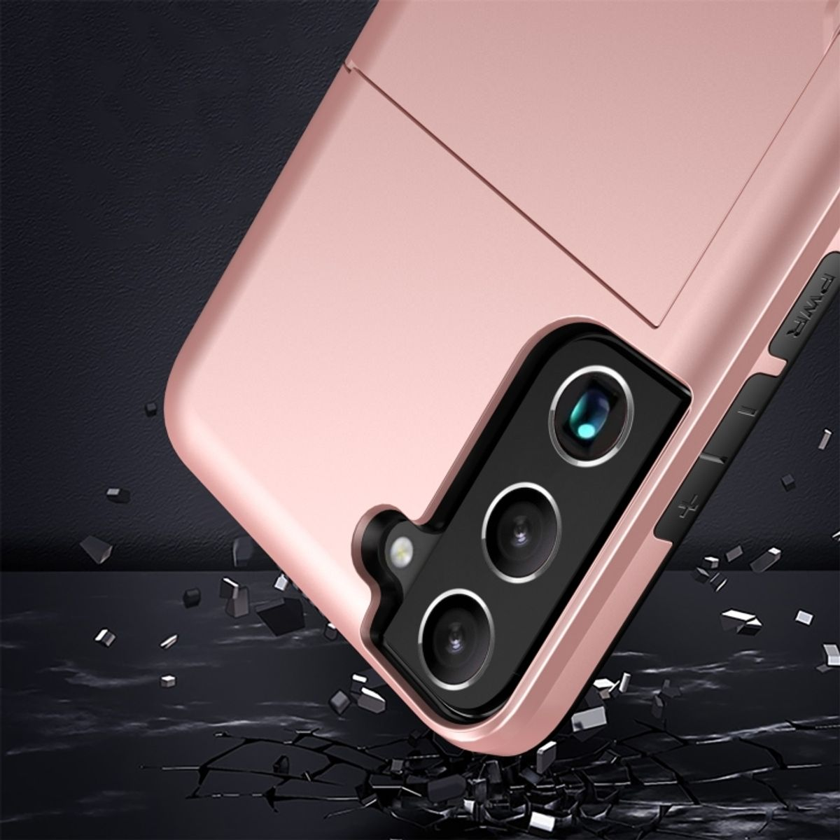 Roségoldfarbene Handyhülle mit Dreifach-Kamera-Ausschnitt. Schwarzer Hintergrund mit dunklen Quadraten.