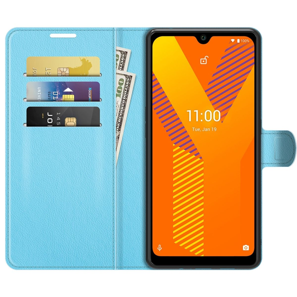 Telefon in blauer Hülle mit Karten und Bargeld. Bildschirm zeigt die Zeit. Hellblauer Hintergrund.