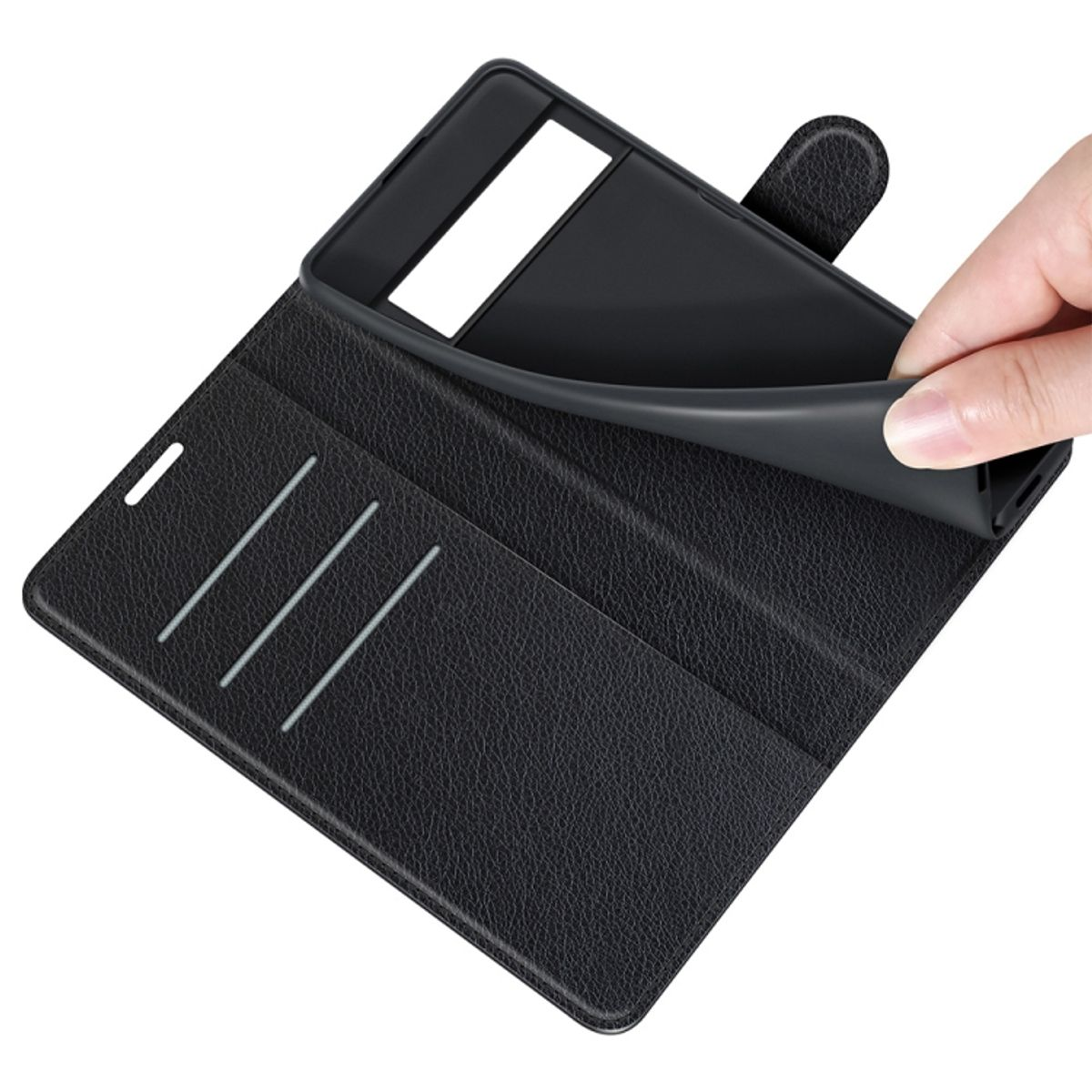 Schwarze Handyhülle mit Kartenfächern. Eine Hand zieht das Telefon aus der Hülle. Innenraum sichtbar.