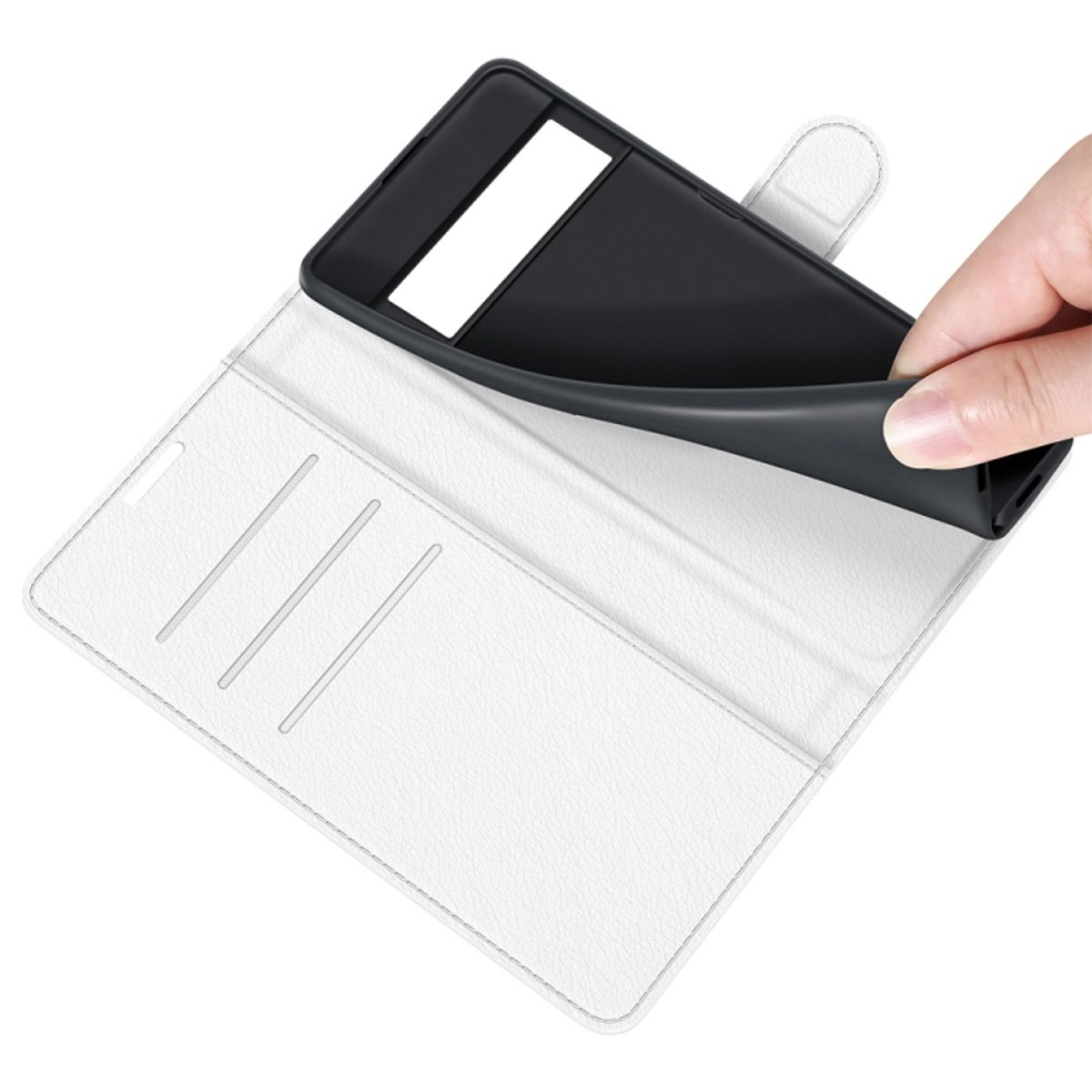 Weißes Handycase geöffnet, mit einer Hand, die ein Handy einsetzt. Weißer Hintergrund.