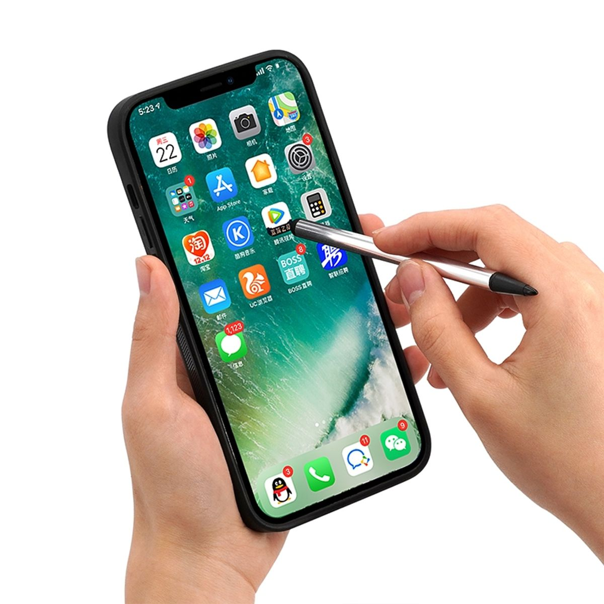 Eine Hand, die ein Telefon mit Symbolen auf dem Bildschirm hält, ein Stift berührt den Bildschirm.