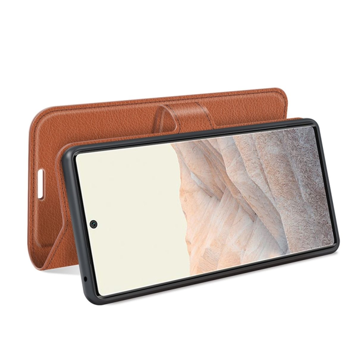 Braune Leder-Handyhülle mit einem Telefon darin, offen und angewinkelt. Weißer Hintergrund.