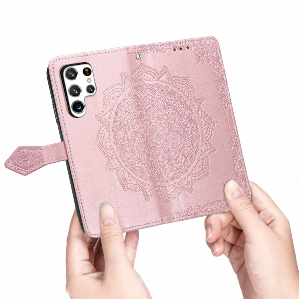 Rosa Handyhülle mit Mandala-Design, gehalten von Händen. Heller Hintergrund.