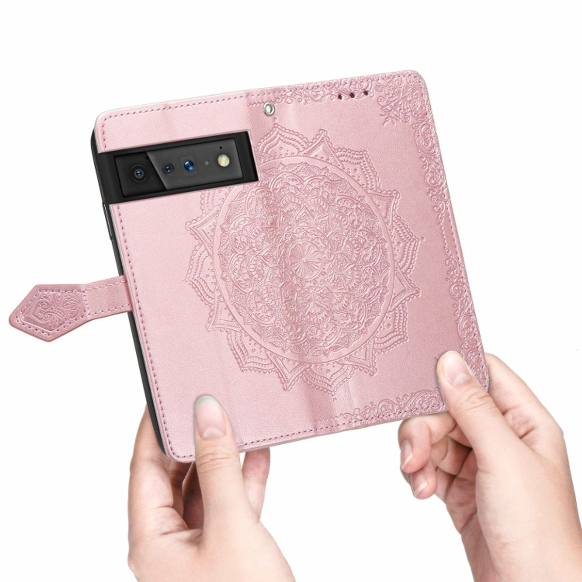 Offene pinke Handyhülle mit Mandala-Muster. Telefon wird von Händen gehalten. Weißer Hintergrund.