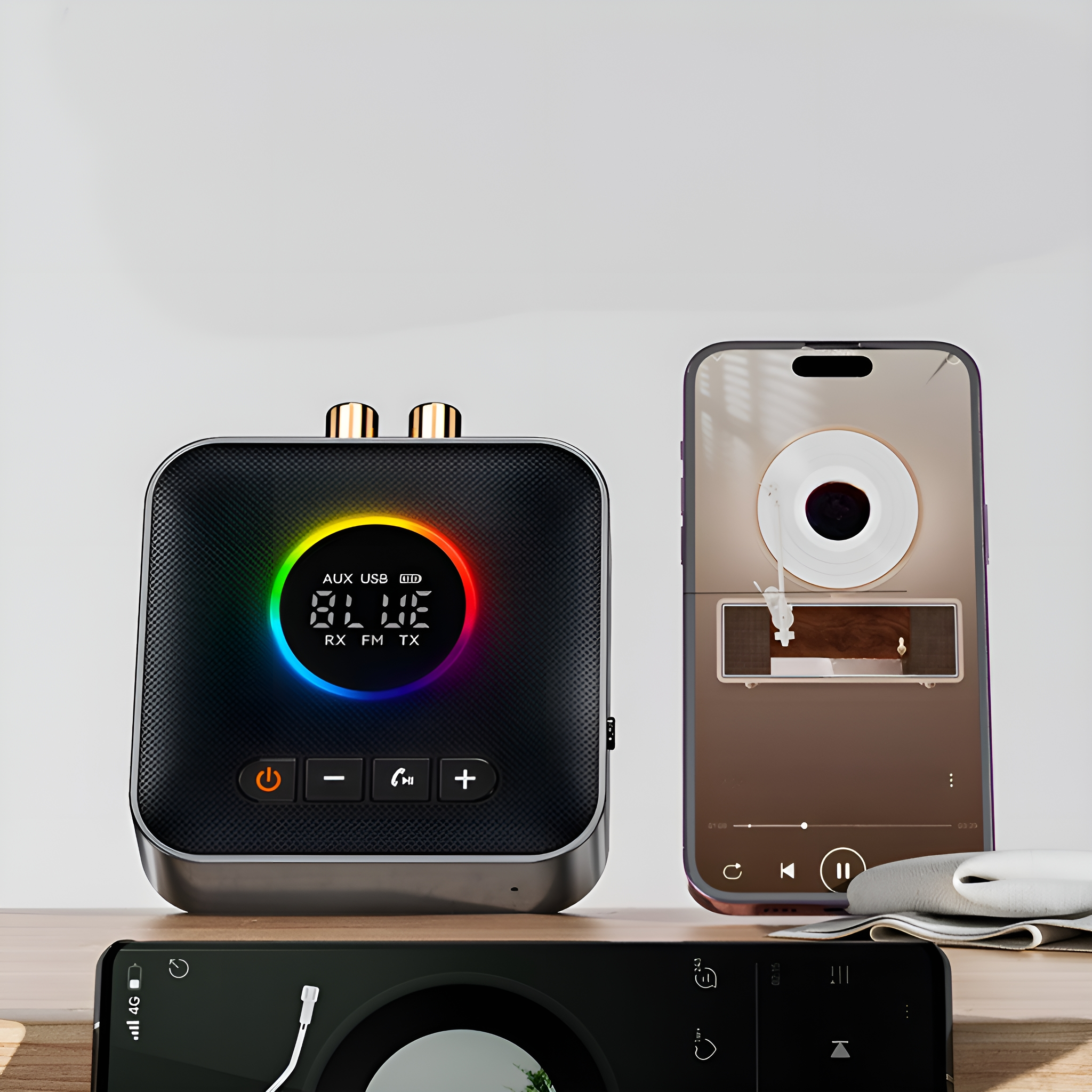 Schwarzer und silberner Lautsprecher mit Regenbogenlicht. Telefon mit Plattenspieler-Bildschirm. Holztisch.